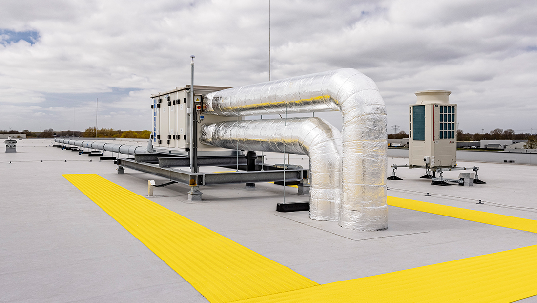 Two Mark AIRSTREAM HWX heat recovery units placed on the roof provide the heat recovery and ventilation of the office spaces.