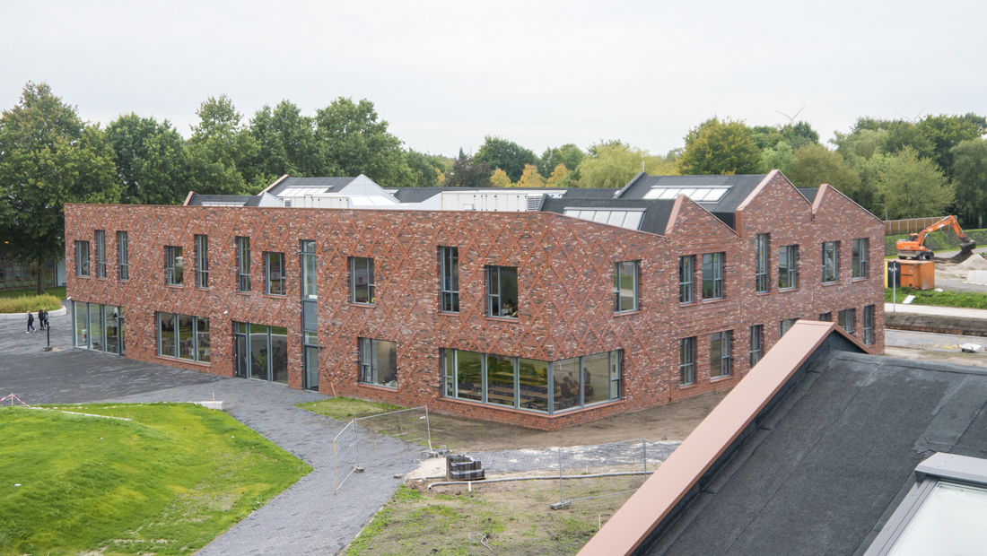 A total of four Mark AIRSTREAM HWX air handling units with heat recovery were selected for the ventilation, heating and cooling of the buildings.