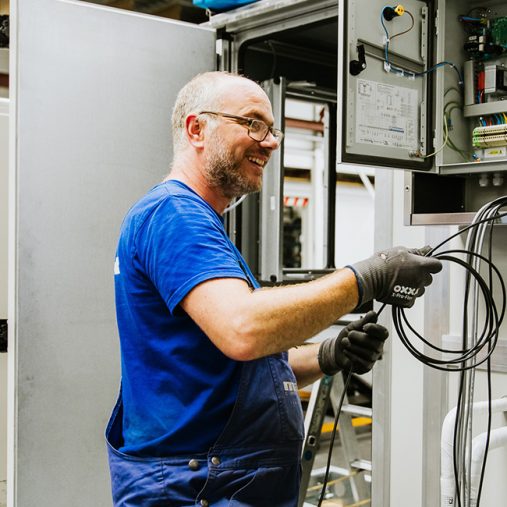 Do you want to contribute to an optimum indoor climate for every building? That can be done in many ways! View our current job offers. Production employees of Mark Climate Technology have a meeting in the factory