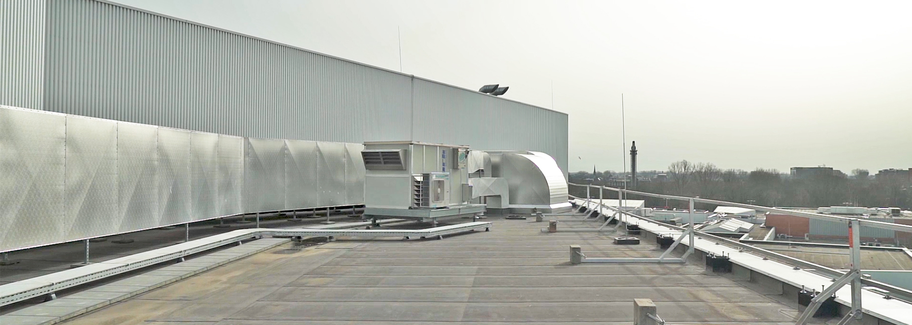 Een Mark Airstream WTW unit met warmtepomp dakopstelling