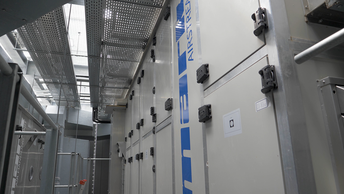 De AIRSTREAM HWX is daarnaast af fabriek geleverd met een bordes voor goede bereikbaarheid van de unit voor service en onderhoud. Daaraan is gekoppeld een afzuigkast voor de ventilatie van de keuken, voorzien van vet- en koolstof filters.