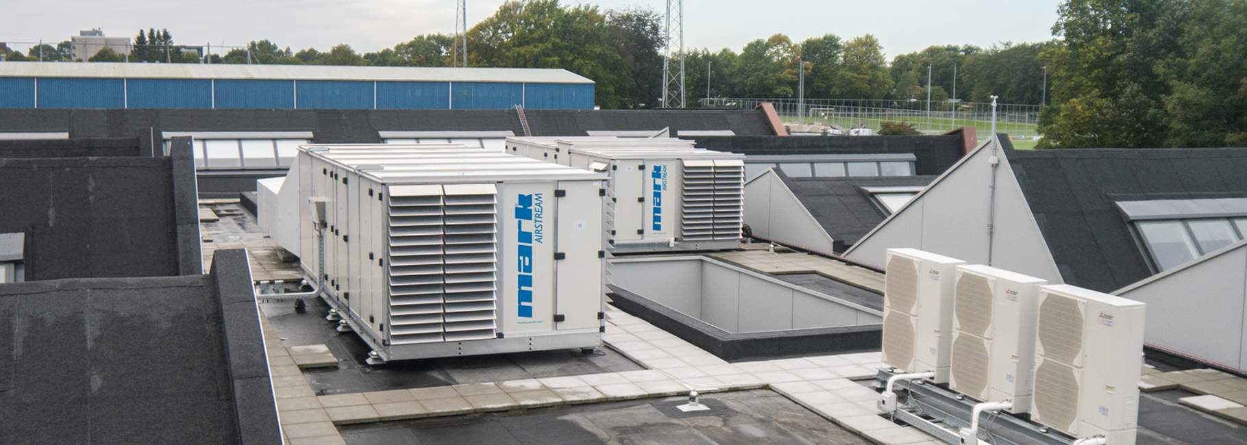 Twee Mark Airstream WTW units geplaatst op het dak