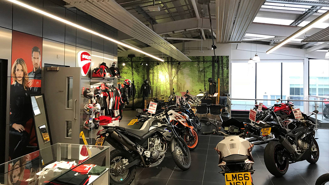 De aan het plafond gemonteerde stralingspanelen bieden een efficiënte, stille en comfortabele warmte zonder waardevolle ruimte in beslag te nemen.