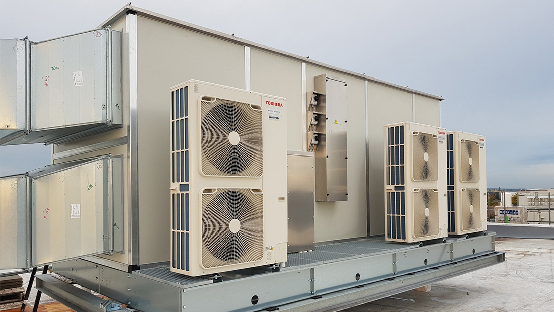 As an option, control of a 3-way valve for a cooler, heater or change-over heat exchanger is possible.