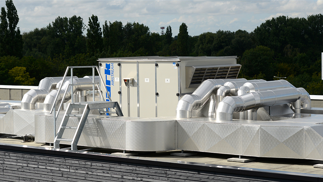 La centrale à un échangeur à contre-courant avec un rendement de 90%.  Celui-ci récupère 90% de l’énergie extraite et le transmet à l’air neuf admis.