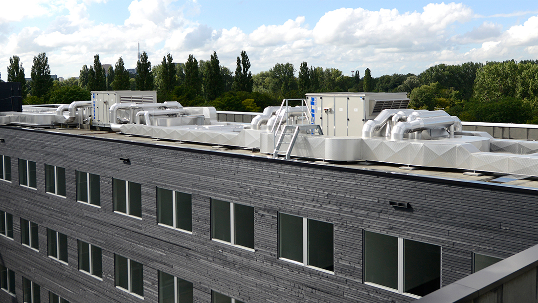 Grâce aux grilles réglables, il est possible d’avoir une régulation optimale ou la quantité d’air frais est maximale et le niveau sonore minimal.