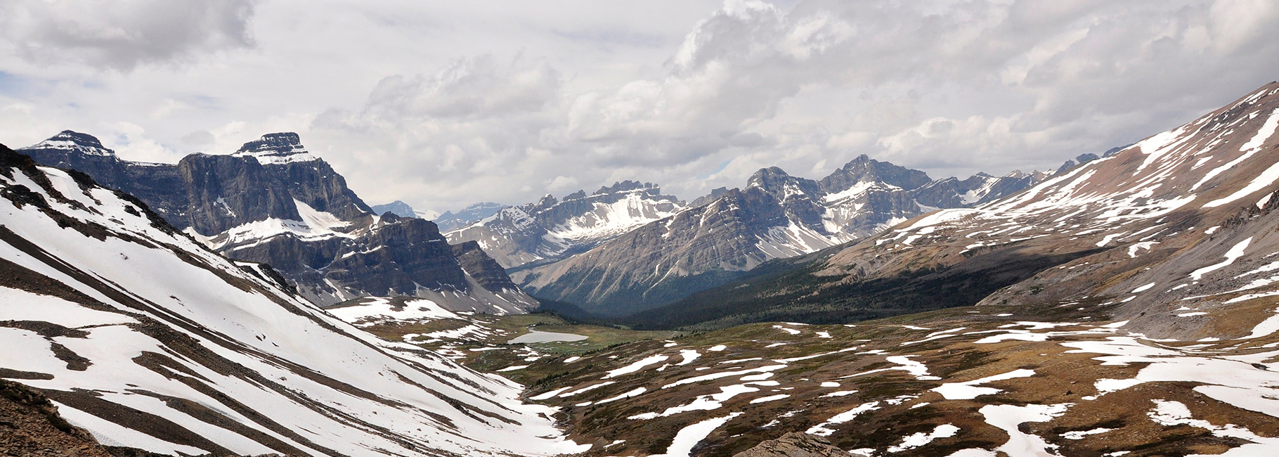 Paysage de montagnes avec de la neige