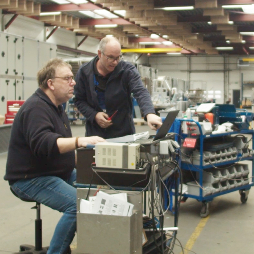 Deux employés de Mark Climate Technology testent une unité de récupération de chaleur