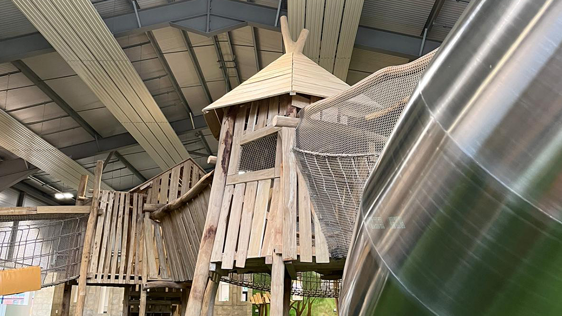 Une aire de jeux couverte chauffée par des panneaux radiants de Mark