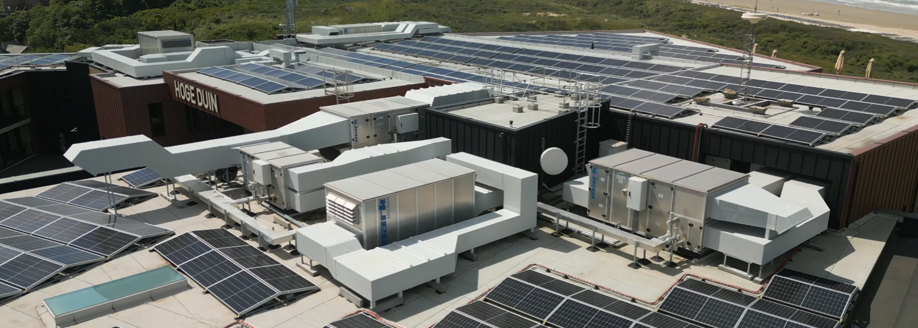Hôtel de plage avec vue aérienne avec panneaux solaires et unités de traitement d