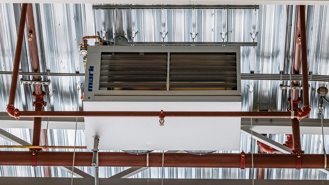 Four GS+ high efficiency gas-fired air heaters provide the distribution halls with heating. This condensing unit provides an efficiency greater than 106% (lower value).