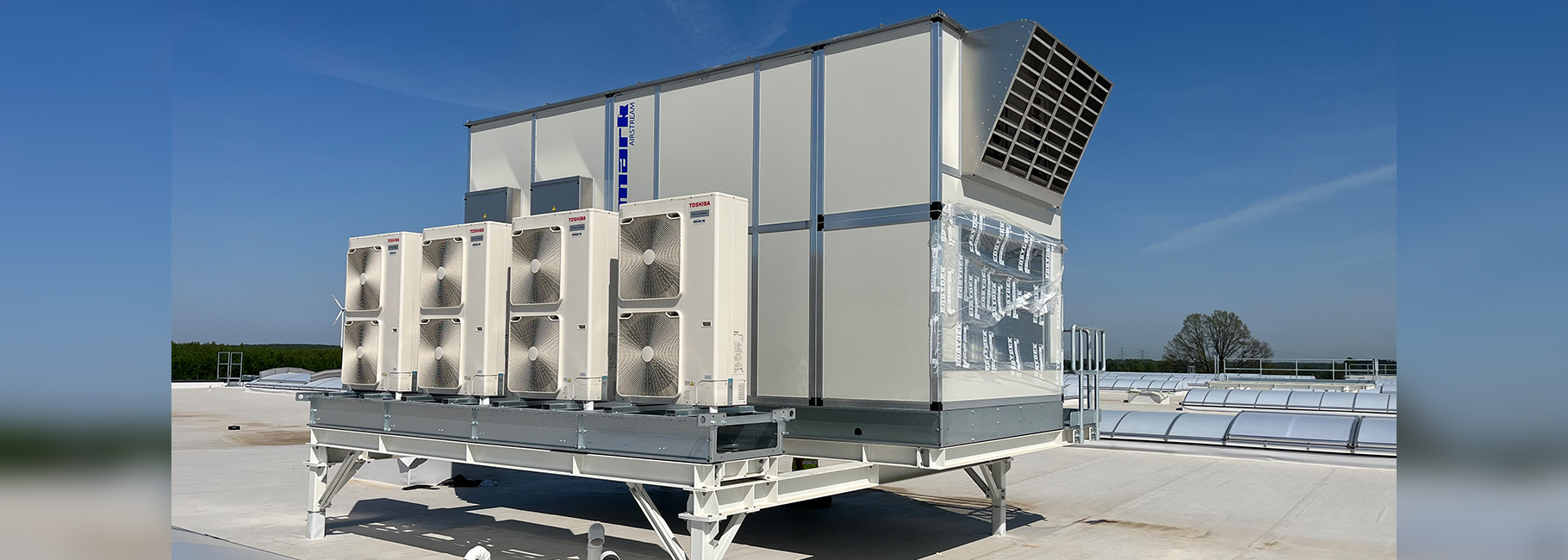 zaznacz strumień powietrza przy 4 pompach ciepła zainstalowanych na dachu